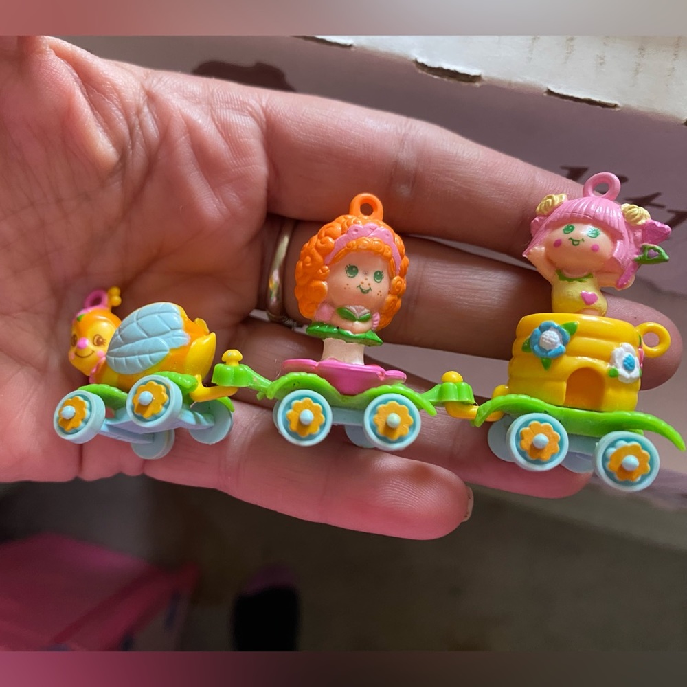 Vintage Hasbro Charmkins honey bee train , 2 characters and 2 carry cases